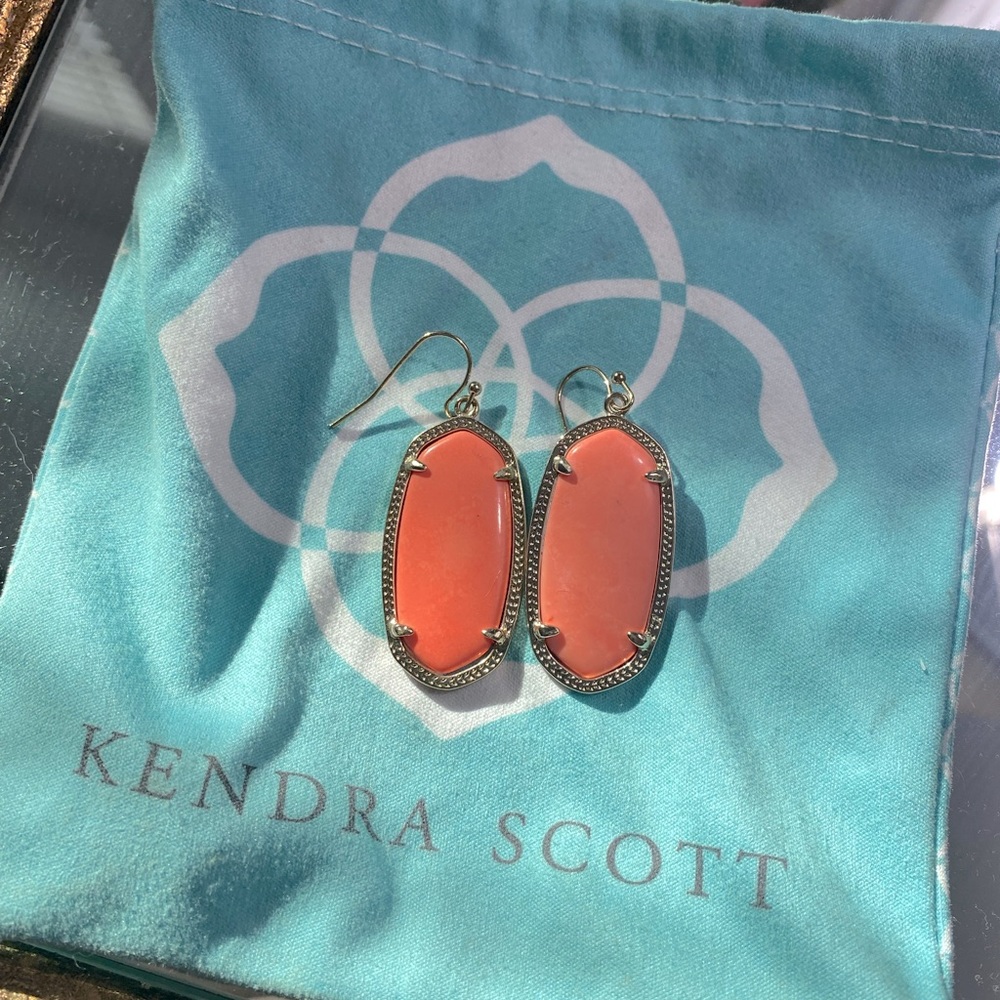 Vintage Kendra Scott Gold Elle Earrings in Bright Coral Magnesite ✨